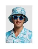 Un jeune homme avec une chemise à fleurs bleu et une lunette de soleil bleu ainsi qu'un bob personnalisé avec des feuilles bleu